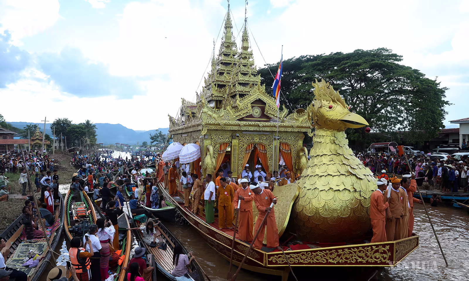 မြန်မာနိုင်ငံ ညောင်ရွှေမြို့နယ်ရှိ အင်းလေးဖောင်တော်ဦးဘုရားရုပ်ပွားတော်များ ဟဲယာရွာမကျေးရွာသို့ ပင့်ဆောင်လာသည်ကို ၂၀၂၆ ခုနှစ် အောက်တိုဘာ ၁၃ ရက် ညနေပိုင်းက တွေ့ရစဉ် (ဆင်ဟွာ)