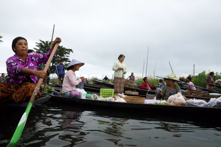 မြန်မာနိုင်ငံ အင်းလေးဒေသရှိ ကေလာရွာ ရေပေါ်စျေး မြင်ကွင်းများ