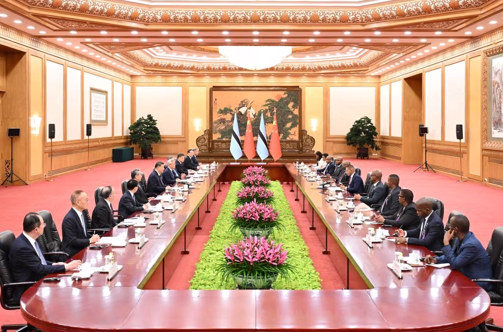 တရုတ်နိုင်ငံ သမ္မတ ရှီကျင့်ဖိန်နှင့် တရုတ်နိုင်ငံသို့ နိုင်ငံတော်ခရီးစဉ် ရောက်ရှိနေသည့် ဘော့ဆွာနာနိုင်ငံ သမ္မတ ဒူမာ ဂီဒီယွန် ဘိုကို တရုတ်နိုင်ငံ မြို့တော်ပေကျင်းရှိ ပြည်သူ့ခန်းမဆောင်တွင် ၂၀၂၆ ခုနှစ် အောက်တိုဘာ ၁၃ ရက်က တွေ့ဆုံဆွေးနေကြစဉ် (ဆင်ဟွာ)