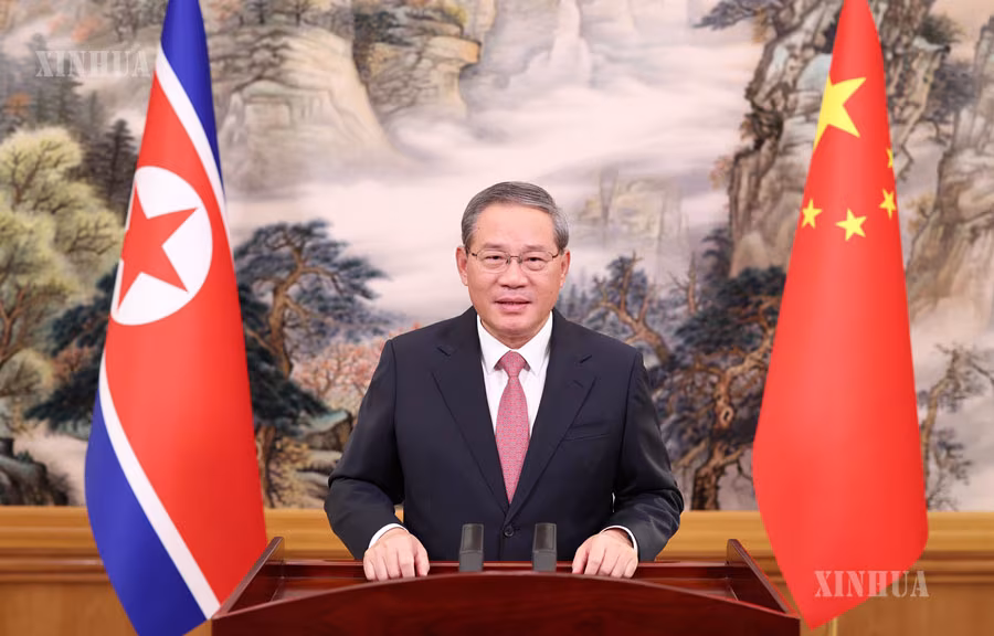 တရုတ်-မြောက်ကိုရီးယား ရားလုမြစ်ကူး တံတားသစ်ကြီး ဖွင့်ပွဲအခမ်းအနားတွင် ဗီဒိယိုမိန့်ခွန်း ပြောကြားနေသော တရုတ်နိုင်ငံ နိုင်ငံကောင်စီ ဝန်ကြီးချုပ် လီချန်အား ၂၀၂၆ ခုနှစ် အောက်တိုဘာ ၁၅ ရက်က တွေ့ရစဉ် (ဆင်ဟွာ)