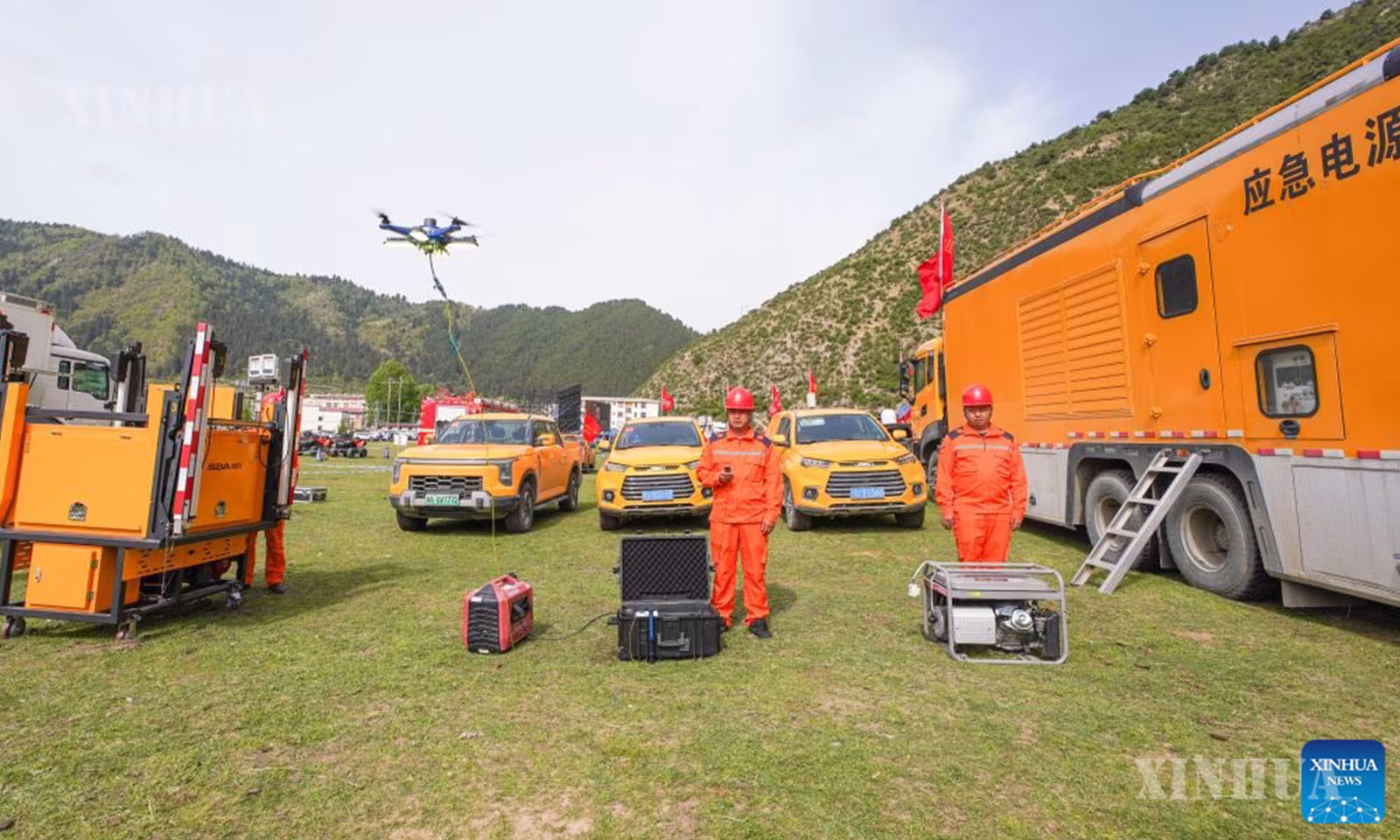 တရုတ်နိုင်ငံ အနောက်တောင်ပိုင်း စီချွမ်းပြည်နယ် ရော့အယ်ကိုက်ခရိုင် ထျယ်ပုမြို့နယ်၌ ကျင်းပသော ငလျင်အန္တရာယ်ကယ်ဆယ်ရေး လေ့ကျင့်မှုတစ်ခုအတွင်း ဒရုန်းများအသုံးပြုနေပုံကို ၂၀၂၆ ခုနှစ် မေ ၁၂ ရက်က တွေ့ရစဉ် (ဆင်ဟွာ)