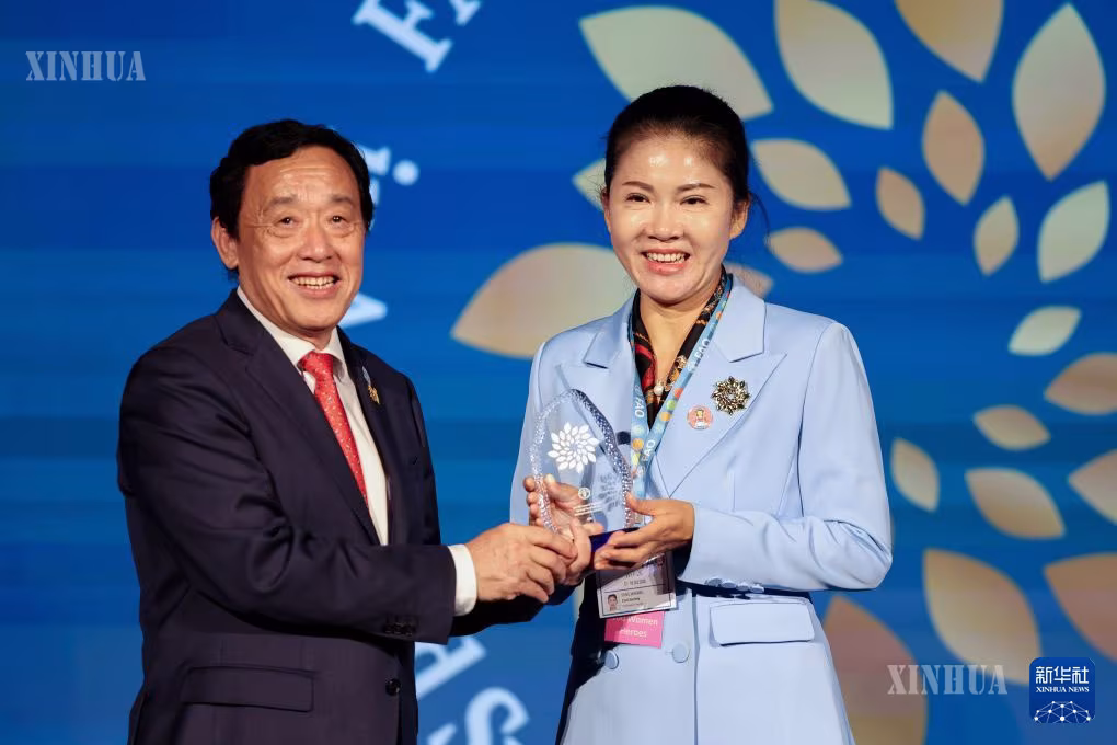 အီတလီနိုင်ငံ ရောမမြို့၌ ကုလသမဂ္ဂ စားနပ်ရိက္ခာနှင့် စိုက်ပျိုးရေးအဖွဲ့ (FAO) ညွှန်ကြားရေးမှူးချုပ် ချွီတုန်းယွိ(ဝဲ) က တုန်မင်ဖောင်းအား ဆုချီးမြှင့်နေသည်ကို ၂၀၂၆ ခုနှစ် အောက်တိုဘာ ၁၅ ရက်က တွေ့ရစဉ် (ဆင်ဟွာ)