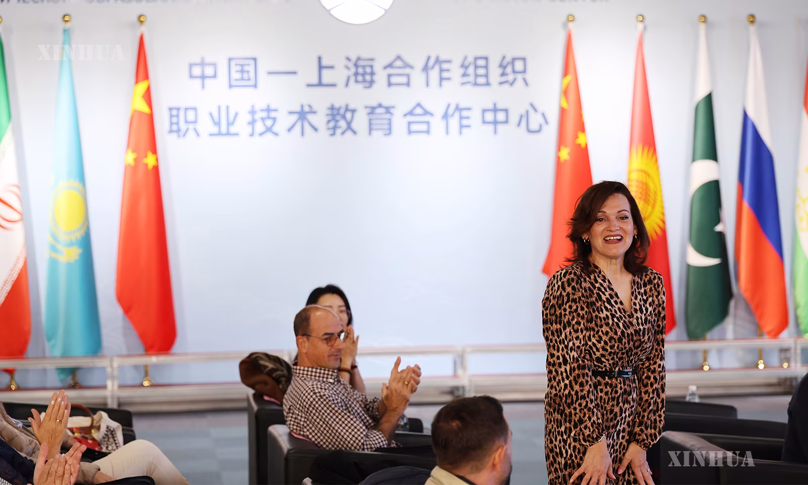 တရုတ်-ရှန်ဟိုင်း ပူးပေါင်းဆောင်ရွက်မှုအဖွဲ့ (SCO) ၏ အသက်မွေးဝမ်းကျောင်းနှင့် နည်းပညာပညာရေး ပူးပေါင်းဆောင်ရွက်ရေးစင်တာ၌ ကျင်းပသော ဥရောပ ဆရာ၊ ဆရာမများ တရုတ်နိုင်ငံသို့ လာရောက်သည့် အထူးလေ့လာရေးသင်တန်း ဖွင့်ပွဲအခမ်းအနားကို ၂၀၂၆ ခုနှစ် အောက်တိုဘာ ၁၄ ရက်က တွေ့ရစဉ် (ဆင်ဟွာ)