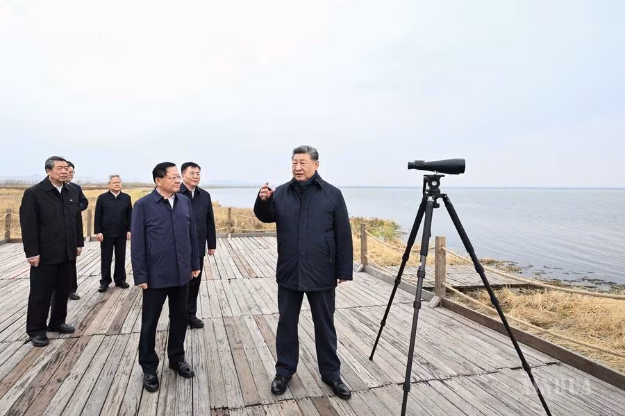 တရုတ်ကွန်မြူနစ်ပါတီ ဗဟိုကော်မတီ အထွေထွေအတွင်းရေးမှူးချုပ်နှင့် ဗဟိုစစ်ကော်မရှင် ဥက္ကဋ္ဌလည်းဖြစ်သူ တရုတ်နိုင်ငံ သမ္မတ ရှီကျင့်ဖိန်က တရုတ်နိုင်ငံ မြောက်ပိုင်း အတွင်းမွန်ဂိုလီးယား ကိုယ်ပိုင်အုပ်ချုပ်ခွင့်ရဒေသ ဝူလန်ချာပုမြို့ရှိ ဟွမ်ချီဟိုင် ရေကန် သဘာဝထိန်းသိမ်းရေးနယ်မြေသို့ ၂၀၂၆ ခုနှစ် အောက်တိုဘာ ၁၆ ရက်က လာရောက်စစ်ဆေးကြည့်ရှုစဉ် (ဆင်ဟွာ)