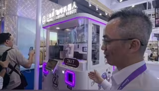 Latte Art ကော်ဖီအလှပုံကို စက်ရုပ်လက်တံဖြင့် ကျွမ်းကျင်စွာ ရေးဆွဲ၊ ကွမ်ကျိုးကုန်စည်ပြပွဲတွင် စမတ်နည်းပညာ ဆွဲဆောင်မှု သရုပ်ပြ