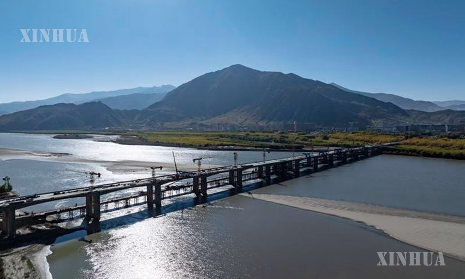 တရုတ်နိုင်ငံ ရှီးဇန့်ဒေသ ဆန်းနန်မြို့ ဆရက်လမ်း မြစ်ကူးတံတားကြီး ချိတ်ဆက်ပြီးစီးသွားသည်ကို ၂၀၂၆ ခုနှစ် အောက်တိုဘာ ၁၈ ရက်က တွေ့ရစဉ် (ဆင်ဟွာ)
