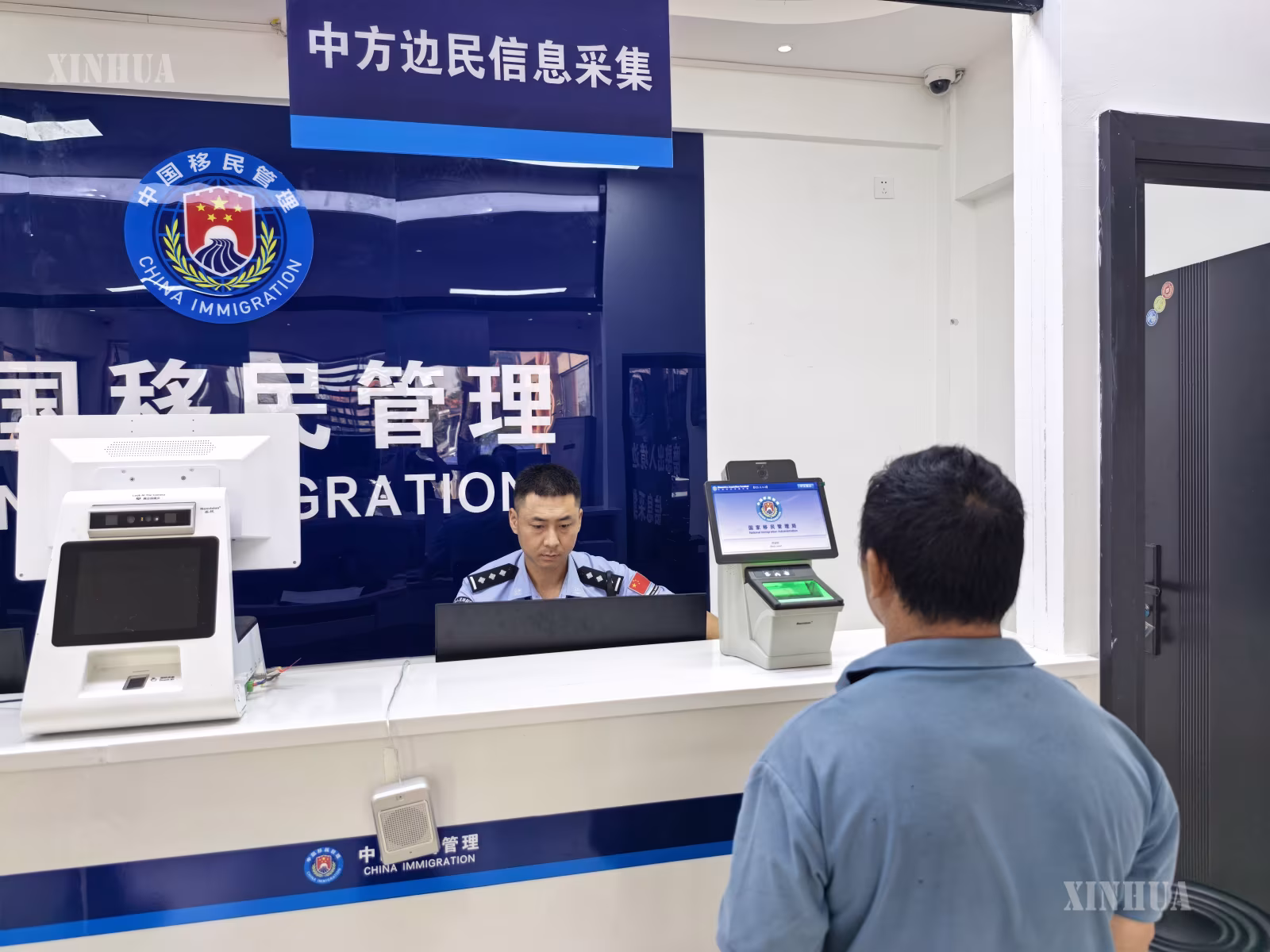 တရုတ်နိုင်ငံ မိုဟန် ကုန်းလမ်းနယ်စပ်ဂိတ်တွင် ပြည်သူ့ရဲဝန်ထမ်းက နယ်စပ်နေပြည်သူအတွက် ကိုယ်တိုင်ဆောင်ရွက်နိုင်သော ဖြတ်သန်းသွားလာရေး အချက်အလက် ကောက်ယူမှတ်ပုံတင်ခြင်းလုပ်ငန်းအား ဆောင်ရွက်ပေးနေသည်ကို ၂၀၂၆ ခုနှစ် အောက်တိုဘာ ၁၈ ရက်က တွေ့ရစဉ် (ဆင်ဟွာ)