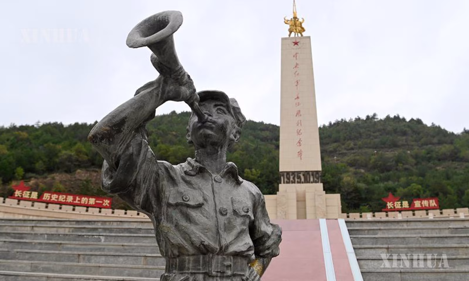 တရုတ်နိုင်ငံ အနောက်မြောက်ပိုင်း ဆန်ရှီးပြည်နယ် ယန်အန်းမြို့ ဝူချီ ခရိုင်ရှိ ဗဟိုတပ်နီတော် ခရီးရှည်ချီတက်မှုအောင်ပွဲ အထိမ်းအမှတ်ဥယျာဉ်၌ ရုပ်တုကြီးတစ်ခုအား ၂၀၂၆ ခုနှစ် စက်တင်ဘာ ၂၆ ရက်က တွေ့ရစဉ် (ဆင်ဟွာ)