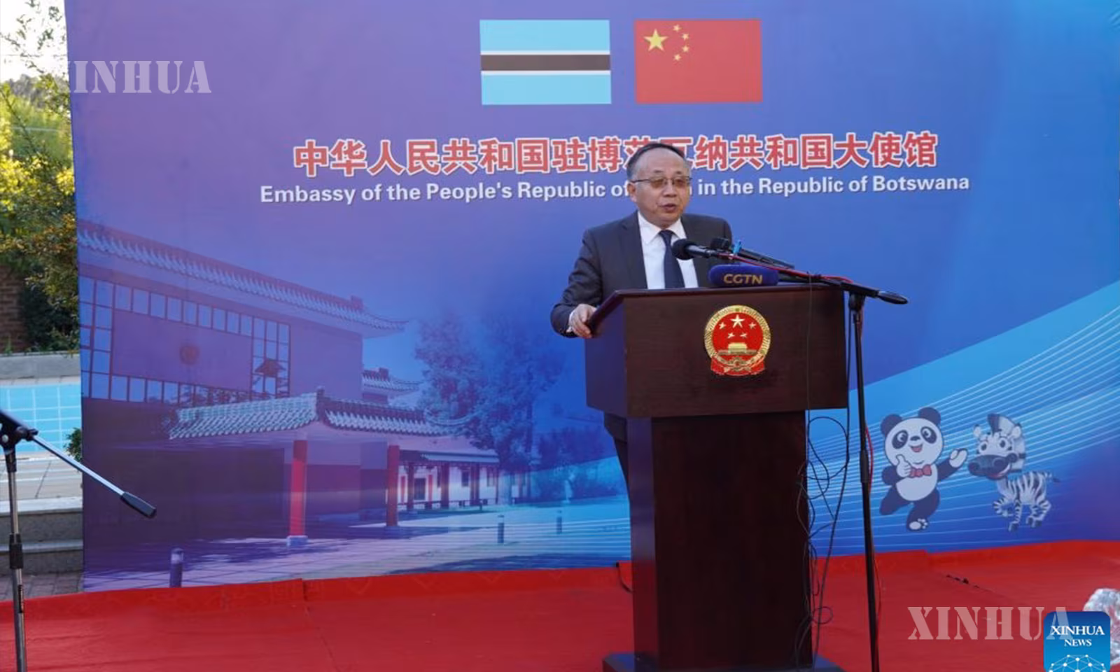 ဘော့ဆွာနာနိုင်ငံ ဂါဘိုရိုနီမြို့ရှိ တရုတ်သံရုံးတွင် ကျင်းပသည့် ၁၇ သုတ်မြောက်နှင့် ၁၈ သုတ်မြောက် တရုတ်ဆေးအဖွဲ့များအား နှုတ်ဆက်ပွဲနှင့် ကြိုဆိုဧည့်ခံပွဲ၌ ရှင်းလင်းပြောကြားနေသည့် ဘော့ဆွာနာနိုင်ငံဆိုင်ရာ တရုတ်သံအမတ်ကြီး Fan Yong ကို ၂၀၂၆ ခုနှစ် ဇူလိုင် ၂ ရက်က တွေ့ရစဉ် (ဆင်ဟွာ)