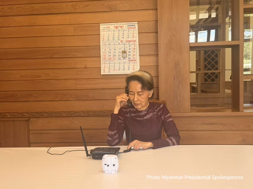 ဒေါ်အောင်ဆန်းစုကြည်နှင့် သားငယ်ဖြစ်သူ တယ်လီဖုန်း ပြောဆိုနေမှုအား တွေ့ရစဉ် (ဓာတ်ပုံ- Myanmar Presidential Spokesperson)
