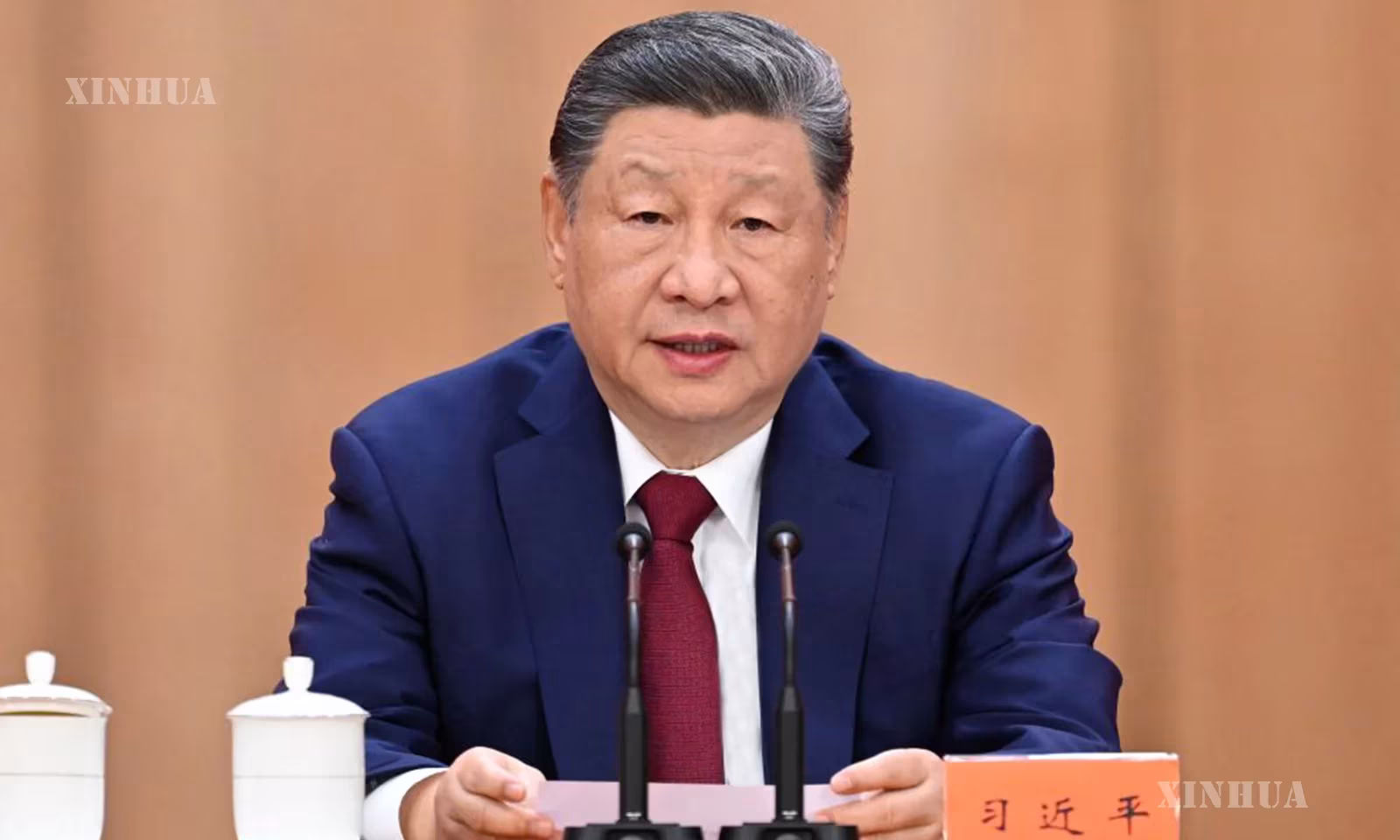 တရုတ်ကွန်မြူနစ်ပါတီ (CPC) ဗဟိုကော်မတီ အထွေထွေအတွင်းရေးမှူးချုပ်၊ နိုင်ငံတော်သမ္မတနှင့် ဗဟိုစစ်ကော်မရှင် ဥက္ကဋ္ဌ ရှီကျင့်ဖိန် တရုတ်နိုင်ငံ မြို့တော်ပေကျင်းရှိ ပြည်သူ့ခန်းမဆောင်၌ ကျင်းပသော တပ်နီတော်၏ ခရီးရှည်ချီတက်မှုအောင်ပွဲ နှစ် ၉၀ ပြည့် အထိမ်းအမှတ်အခမ်းအနားတွင် အရေးကြီးမိန့်ခွန်း ပြောကြားနေပုံကို ၂၀၂၆ ခုနှစ် အောက်တိုဘာ ၂၂ ရက်က တွေ့ရစဉ် (ဆင်ဟွာ)
