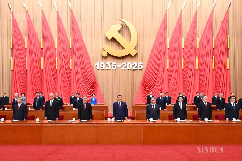 တရုတ်နိုင်ငံ မြို့တော်ပေကျင်းရှိ ပြည်သူ့ခန်းမဆောင်၌ တပ်နီတော်၏ ခရီးရှည်ချီတက်မှုအောင်ပွဲ နှစ် ၉၀ ပြည့် အထိမ်းအမှတ်အခမ်းအနား ကျင်းပနေပုံကို ၂၀၂၆ ခုနှစ် အောက်တိုဘာ ၂၂ ရက်က တွေ့ရစဉ် (ဆင်ဟွာ)