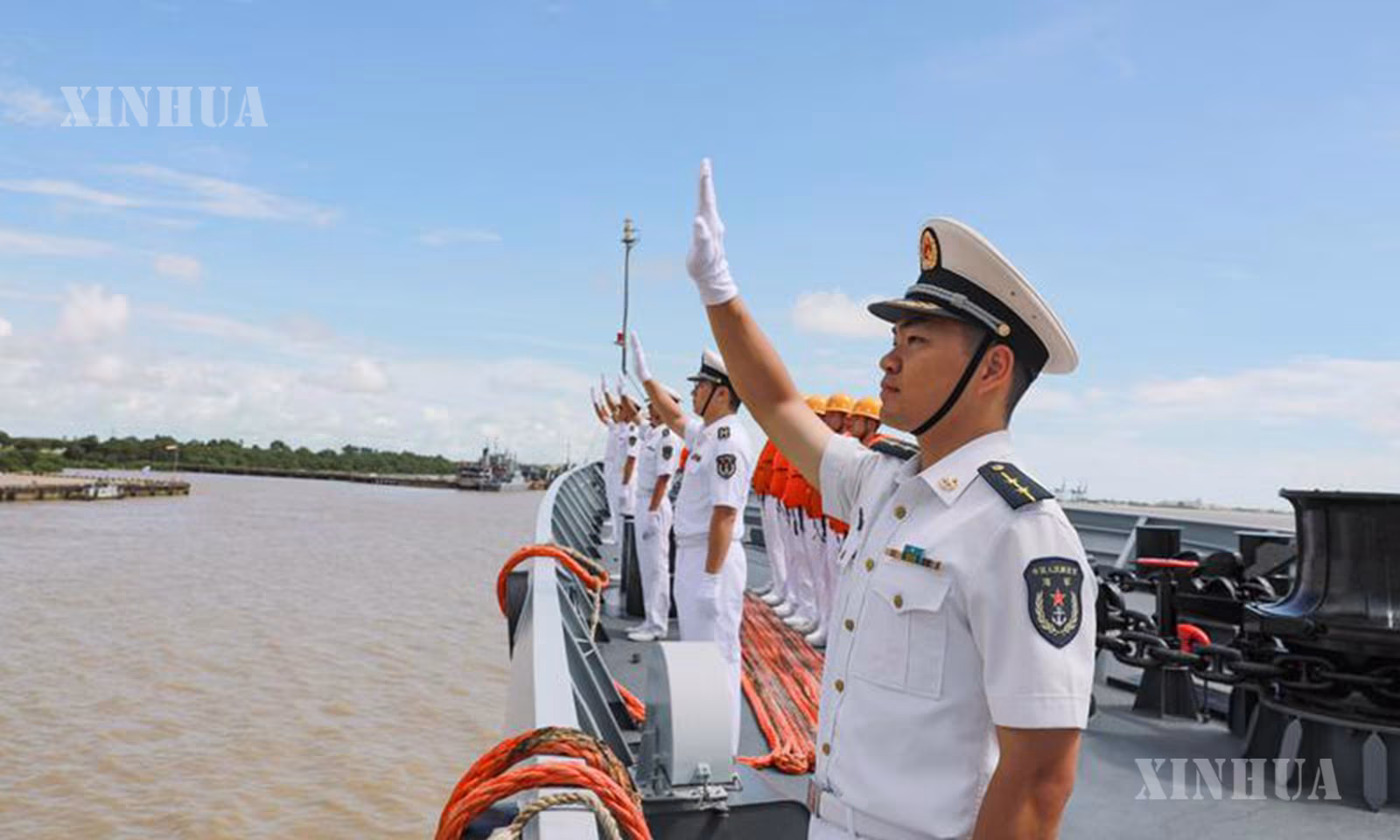 တရုတ် ရေတပ် ၄၈ ကြိမ်မြောက် ရေကြောင်းစောင့်ရှောက်ရေး ရေယာဉ်အုပ်စု မြန်မာနိုင်ငံ ရန်ကုန်ဆိပ်ကမ်းသို့ ရောက်ရှိလာရာ စစ်သည်အရာရှိများက အဖွဲ့လိုက်တန်းစီ၍ လာရောက်ကြိုဆိုသူများအား လက်ပြနှုတ်ဆက်နေသည်ကို ၂၀၂၆ ခုနှစ် စက်တင်ဘာ ၂၄ ရက်က တွေ့ရစဉ် (ဆင်ဟွာ)