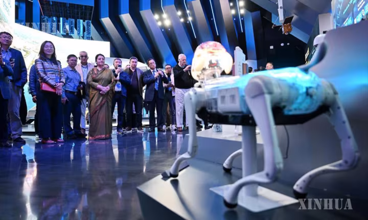 ၂၀၂၆ ခုနှစ် ကမ္ဘာ့လုံးဆိုင်ရာ စီမံခန့်ခွဲမှုဖိုရမ် (ရှုံအန်း) တက်ရောက်လာသူများက တရုတ်နိုင်ငံ၏ “အနာဂတ်မြို့” ကို သွားရောက်လည်ပတ်