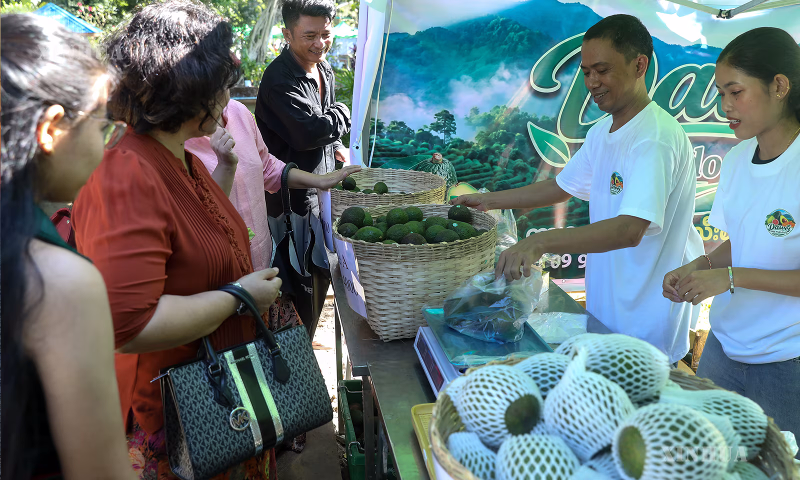 မြန်မာနိုင်ငံ ရန်ကုန်မြို့ မြေပဒေသာကျွန်းတွင် မြန်မာ့ထောပတ်သီးနှင့် သစ်သီးဝလံပွဲတော် ၂၀၂၆ ကျင်းပနေသည်ကို
၂၀၂၆ ခုနှစ် အောက်တိုဘာ ၂၄ ရက်က တွေ့ရစဉ် (ဆင်ဟွာ)