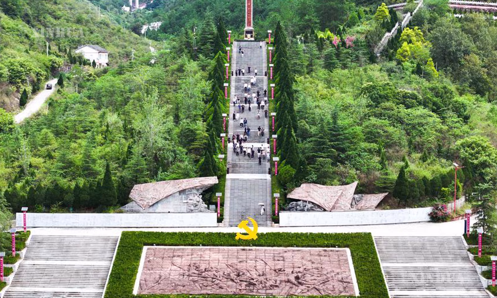 တရုတ်နိုင်ငံ အနောက်တောင်ပိုင်း ကွေ့ကျိုးပြည်နယ် ရှီဆွေခရိုင်ရှိ ချင်းကန့်ဖောတိုက်ပွဲ တော်လှန်ရေးအထိမ်းအမှတ်နေရာသို့ လာရောက်လည်ပတ်သူများကို ၂၀၂၆ ခုနှစ် စက်တင်ဘာ ၁၁ ရက်က ဒရုန်းဖြင့်ရိုက်ကူးထားသော ဓာတ်ပုံ၌ တွေ့ရစဉ် (ဆင်ဟွာ)