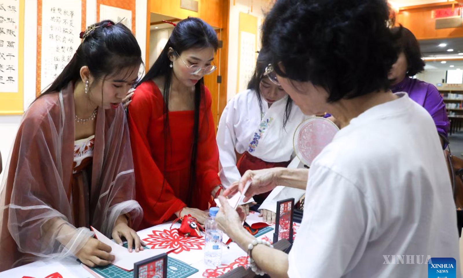 မြန်မာနိုင်ငံ ရန်ကုန်မြို့ရှိ တရုတ်ယဉ်ကျေးမှုစင်တာ၌ ကျင်းပသည့် “ဘာသာစကားမှသည် ယဉ်ကျေးမှုဆီသို့” တရုတ်ယဉ်ကျေးမှုဖလှယ်ခြင်းနှင့် လေ့ကျင့်ခြင်းလှုပ်ရှားမှုနှင့် “ကျောက်ဖြူအနာဂတ်” တရုတ်ဘာသာစွမ်းရည် မြှင့်တင်မှုစီမံကိန်း ဖွင့်ပွဲအခမ်းအနားတွင် ပါဝင်ဆင်နွှဲနေသူများကို ၂၀၂၆ ခုနှစ် အောက်တိုဘာ ၂၄ ရက်က တွေ့ရစဉ် (ဆင်ဟွာ)