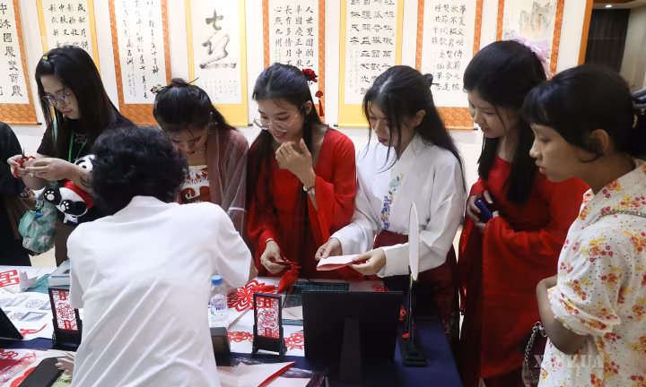 “ဘာသာစကားမှသည် ယဉ်ကျေးမှုဆီသို့” တရုတ်ယဉ်ကျေးမှုဖလှယ်ခြင်းနှင့် လေ့ကျင့်ခြင်းလှုပ်ရှားမှုနှင့် “ကျောက်ဖြူ အနာဂတ်” တရုတ်ဘာသာစွမ်းရည်မြှင့်တင်မှု စီမံကိန်းဖွင့်ပွဲ ရန်ကုန်မြို့တွင် ကျင်းပ