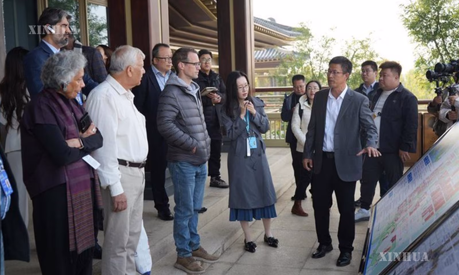 တရုတ်နိုင်ငံ မြောက်ပိုင်း ဟဲပေပြည်နယ် ရှုံအန်း စတင်တည်ဆောက်ရေးဇုန်သို့ သွားရောက်လေ့လာစဉ် ရှုံအန်းဧရိယာသစ် တည်ဆောက်မှု မိတ်ဆက်ရှင်းလင်းမှုကို နားထောင်နေကြသည့် ၂၀၂၆ ခုနှစ် ကမ္ဘာလုံးဆိုင်ရာ စီမံခန့်ခွဲမှုဖိုရမ် (ရှုံအန်း) တက်ရောက်လာသူများအား ၂၀၂၆ ခုနှစ် အောက်တိုဘာ ၂၃ ရက်က တွေ့ရစဉ် (ဆင်ဟွာ)