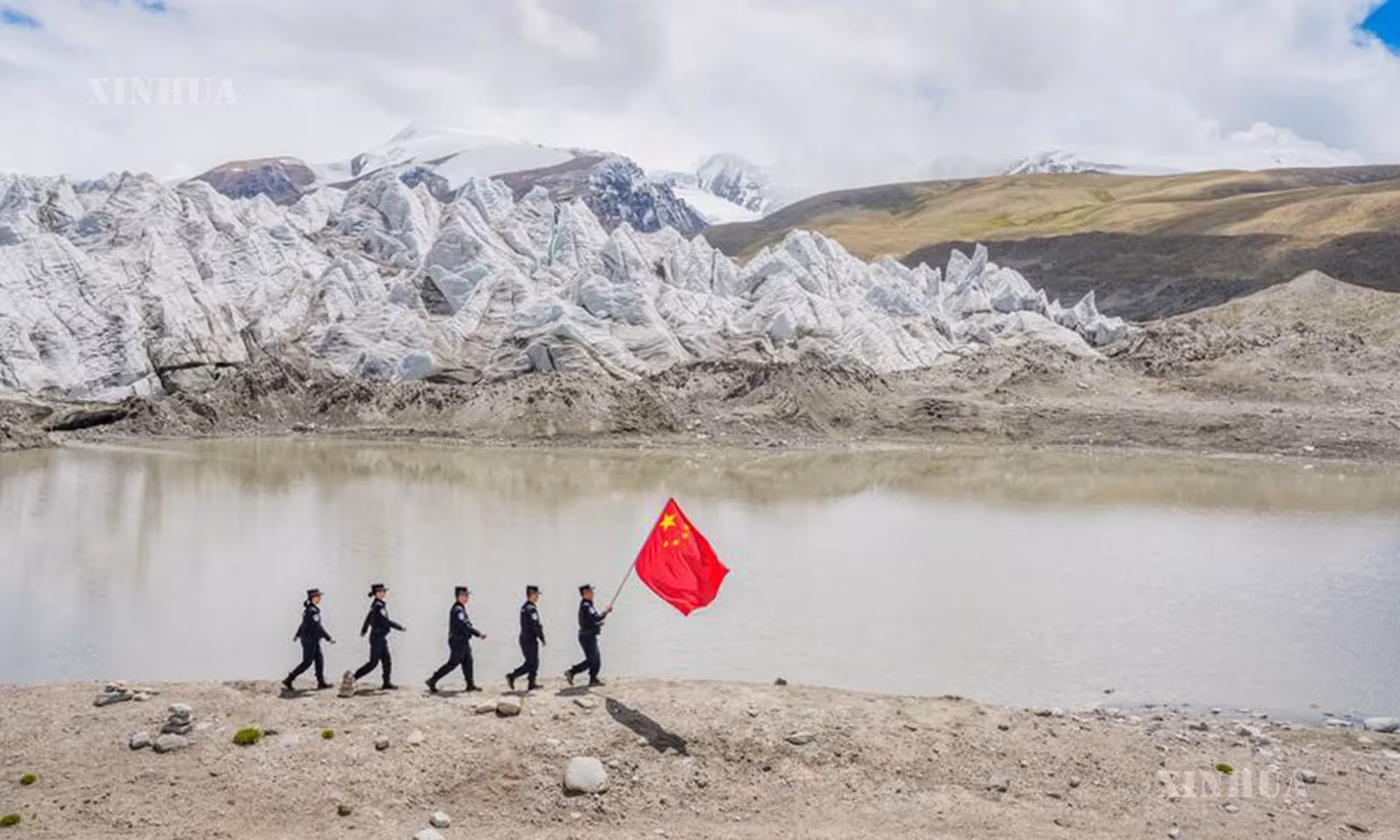 တရုတ်နိုင်ငံ အနောက်တောင်ပိုင်း ရှီးဇန့်ကိုယ်ပိုင်အုပ်ချုပ်ခွင့်ရဒေသ ဆန်းနန်မြို့ရှိ ကန်ပုရေခဲမြစ် အနီးတွင် ဖူမာကျန်းထန် နယ်ခြားစောင့်ရဲစခန်းမှ ရဲအရာရှိများက ကင်းလှည့်နေသည်ကို ၂၀၂၆ ခုနှစ် ဩဂုတ် ၁၉ ရက်က တွေ့ရစဉ် (ဆင်ဟွာ)