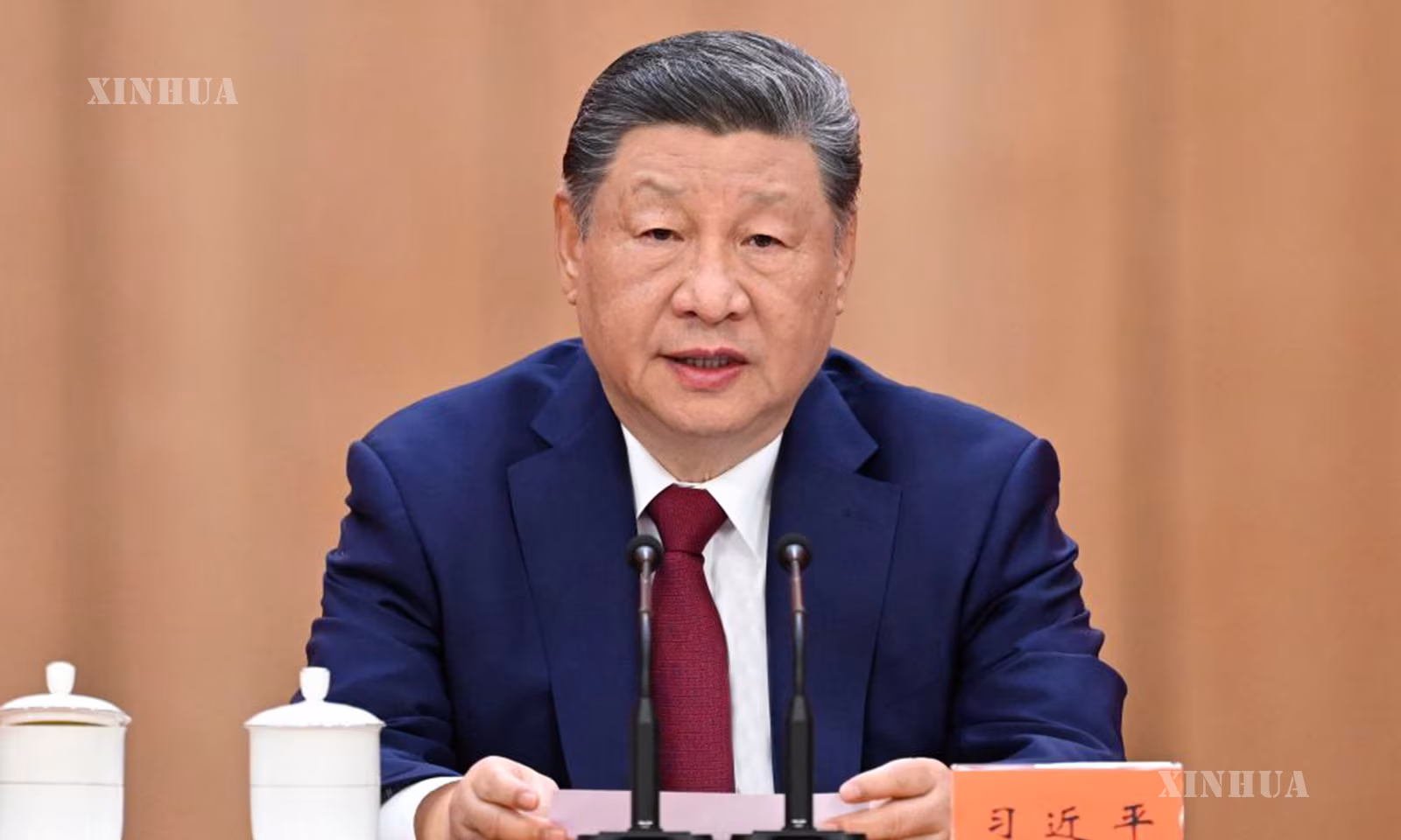 တရုတ်ကွန်မြူနစ်ပါတီ (CPC) ဗဟိုကော်မတီ အထွေထွေအတွင်းရေးမှူးချုပ်၊ နိုင်ငံတော်သမ္မတနှင့် ဗဟိုစစ်ကော်မရှင် ဥက္ကဋ္ဌ ရှီကျင့်ဖိန် တရုတ်နိုင်ငံ မြို့တော်ပေကျင်းရှိ ပြည်သူ့ခန်းမဆောင်၌ ကျင်းပသော တပ်နီတော်၏ ခရီးရှည်ချီတက်မှုအောင်ပွဲ နှစ် ၉၀ ပြည့် အထိမ်းအမှတ်အခမ်းအနားတွင် အရေးကြီးမိန့်ခွန်း ပြောကြားနေပုံကို ၂၀၂၆ ခုနှစ် အောက်တိုဘာ ၂၂ ရက်က တွေ့ရစဉ် (ဆင်ဟွာ)