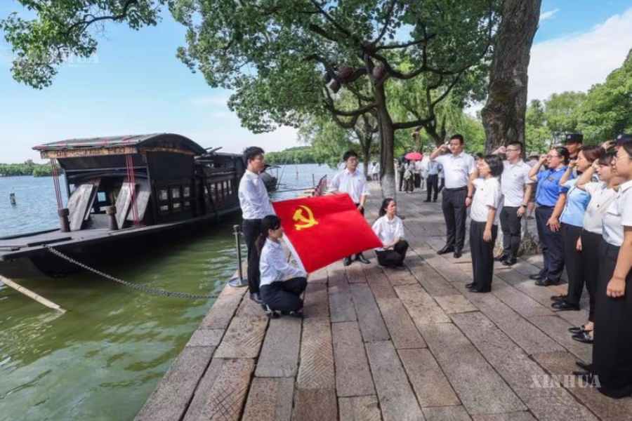 တရုတ်နိုင်ငံ အရှေ့ပိုင်း ကျဲ့ကျန်းပြည်နယ် ကျားရှင်းမြို့ရှိ နန်ဟူ ရေကန်အတွင်း ၁၉၂၁ ခုနှစ်က တရုတ်ကွန်မြူနစ်ပါတီ (CPC) တည်ထောင်သူများ အပြီးသတ်အစည်းအဝေး ကျင်းပခဲ့ရာ လှေနီတော်အား ရည်ညွှန်းသော ပုံတူလှေတစ်စင်းနံဘေး၌ ပါတီဝင်အဖြစ် ကတိသစ္စာပြုမှုအား CPC ပါတီဝင်များ ကြပ်မတ်ပေးနေပုံကို ၂၀၂၅ ခုနှစ် ဇွန် ၃၀ ရက်က တွေ့ရစဉ် (ဆင်ဟွာ)