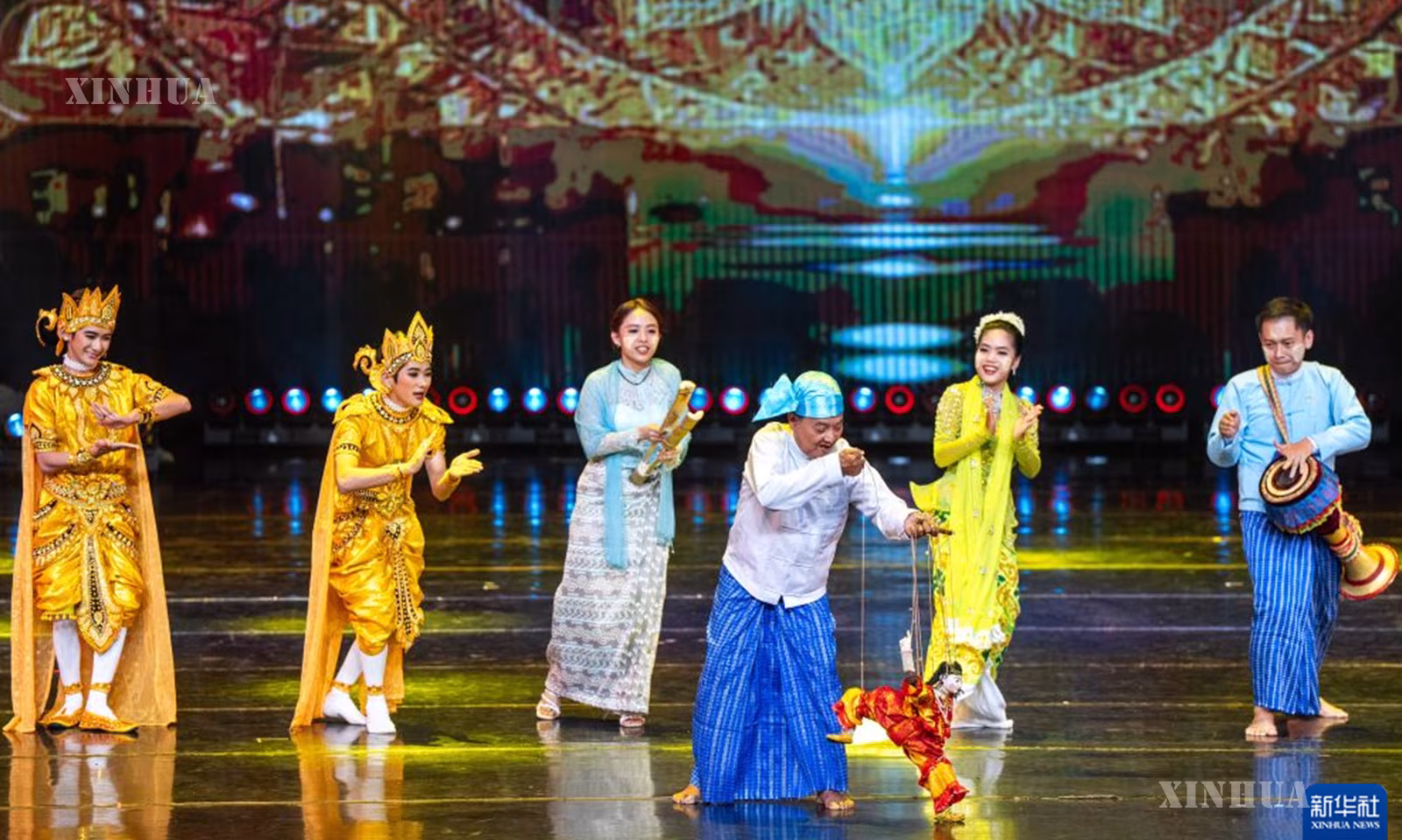 တရုတ်နိုင်ငံ ယူနန်ပြည်နယ် ရှစ်ဆောင်ပဏ္ဏားပြည်နယ်ခွဲ ကျင်ဟုန်မြို့၌ ကျင်းပသော လန်ချန်း-မဲခေါင် မြစ်ဝှမ်းဒေသနိုင်ငံများ ယဉ်ကျေးမှုအနုပညာပွဲတော် ဖွင့်ပွဲအခမ်းအနား ပဒေသာကပွဲတွင် “မင်္ဂလာပါ” အဆိုအကအား ဖျော်ဖြေတင်ဆက်နေသည့် မြန်မာနိုင်ငံမှ ဖျော်ဖြေတင်ဆက်သူများကို ၂၀၂၆ ခုနှစ် အောက်တိုဘာ ၂၈ ရက်က တွေ့ရစဉ် (ဆင်ဟွာ)