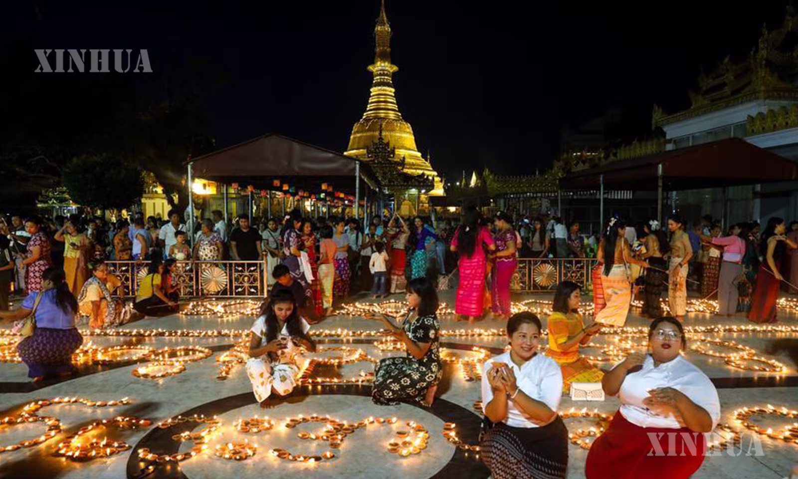 မြန်မာနိုင်ငံ ရန်ကုန်မြို့ရှိ ဗိုလ်တထောင်စေတီတော်မြတ်ကြီး၌ ကျင်းပသည့် သီတင်းကျွတ်လပြည့်နေ့ ပွဲတော်အတွင်း ဆီမီးထွန်းညှိပူဇော်နေသူများကို ၂၀၂၆ ခုနှစ် အောက်တိုဘာ ၂၆ ရက်က တွေ့ရစဉ် (ဆင်ဟွာ)