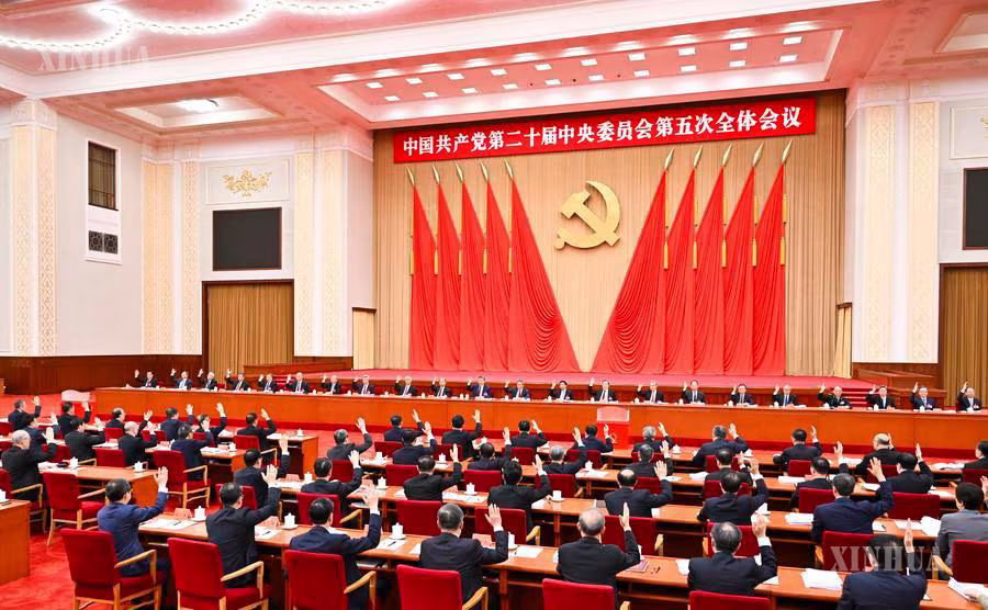 တရုတ်ကွန်မြူနစ်ပါတီ (၂၀) ကြိမ်မြောက် ဗဟိုကော်မတီ နိုင်ငံရေးဗျူရို အမြဲတမ်းကော်မတီ ပဉ္စမအကြိမ် မျက်နှာစုံညီအစည်းအဝေးကို CPC ဗဟိုကော်မတီ နိုင်ငံရေးဗျူရိုက ကြီးမှူးကျင်းပနေစဉ် (ဆင်ဟွာ)