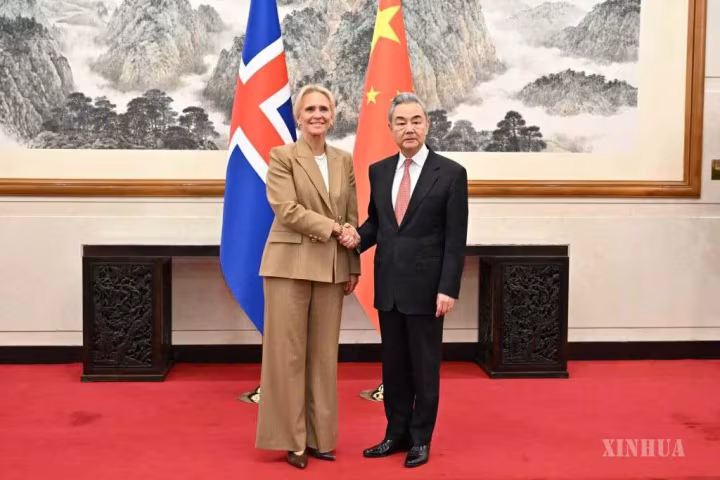 တရုတ်နိုင်ငံခြားရေးဝန်ကြီးနှင့် အိုက်စလန်နိုင်ငံခြားရေးဝန်ကြီးတို့ ဆွေးနွေးပွဲပြုလုပ်