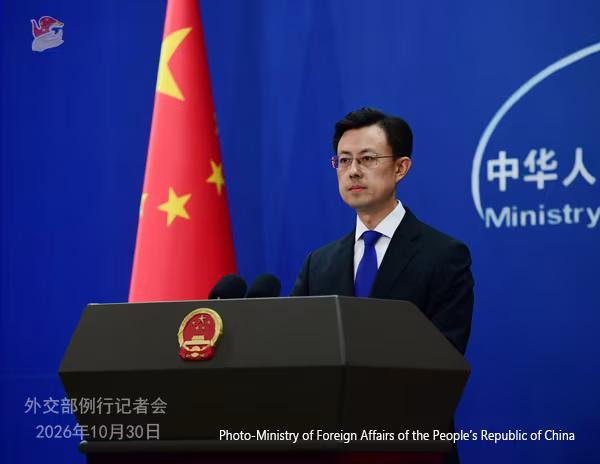 တရုတ်နိုင်ငံ နိုင်ငံခြားရေးဝန်ကြီးဌာနက ၂၀၂၆ ခုနှစ် အောက်တိုဘာ ၃၀ ရက်တွင် ပြုလုပ်သော ပုံမှန်သတင်းစာရှင်းလင်းပွဲ၌ ပြောရေးဆိုခွင့်ရှိသူ ကောကျားခွန်းက ရှင်းလင်းပြောကြားနေစဉ် (ဓာတ်ပုံ - Ministry of Foreign Affairs of the People’s Republic of China)