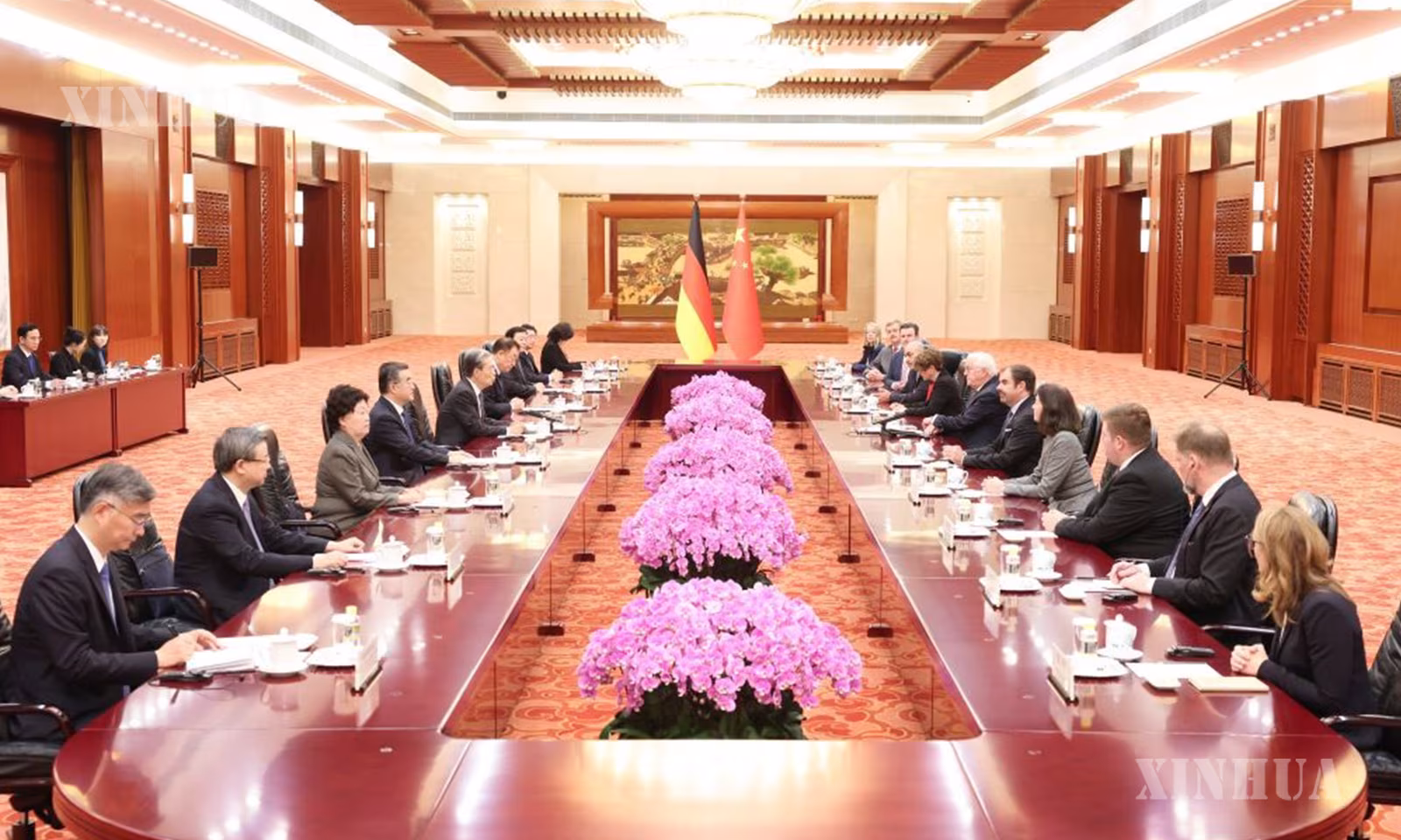 တရုတ်ပြည်လုံးဆိုင်ရာပြည်သူ့ကွန်ဂရက် (NPC) အမြဲတမ်းကော်မတီဥက္ကဋ္ဌ ကျောက်လဲ့ကျိနှင့်  ဂျာမနီနိုင်ငံ သမ္မတ Frank-Walter Steinmeier တို့ တရုတ်နိုင်ငံ မြို့တော်ပေကျင်းတွင် ၂၀၂၆ ခုနှစ် အောက်တိုဘာ ၃၀ ရက်က တွေ့ဆုံဆွေးနွေးကြစဉ် (ဆင်ဟွာ)