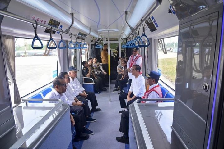 အင်ဒိုနီးရှားနိုင်ငံ သမ္မတ ဂျိုကို ဝီဒိုဒို တရုတ်နိုင်ငံ စမတ်ရထားလမ်းစနစ် စမ်းသပ်ပြေးဆွဲမှုတွင် လိုက်ပါစီးနင်း