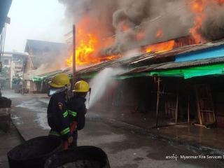 မြန်မာနိုင်ငံ၊ ဧရာဝတီတိုင်းဒေသကြီး၊ ဓနုဖြူမြို့နယ်ရှိ ဈေးတစ်ခုတွင် မီးလောင်မှုဖြစ်ပွားပြီး ဆိုင်ခန်းပေါင်း ၂၀၀ ကျော် ပျက်စီးဆုံးရှုံးခဲ့