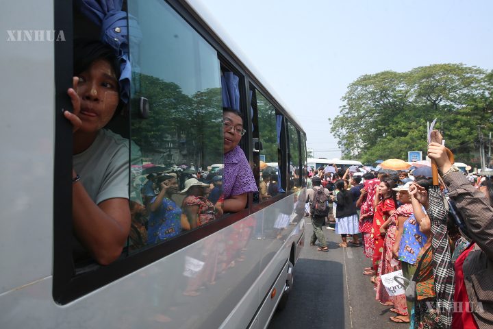 မြန်မာနှစ်ဆန်းတစ်ရက်နေ့တွင် အင်းစိန်အကျဉ်းထောင်မှ လွတ်ငြိမ်းချမ်းသာခွင့်ဖြင့် လွတ်မြောက်လာကြသူများ