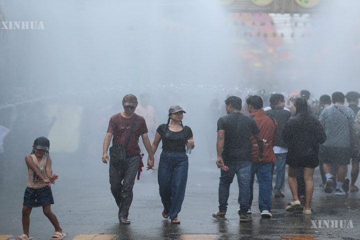 မြန်မာနိုင်ငံ ရန်ကုန်မြို့ရှိ မြို့တော်ခန်းမရှေ့တွင် မဟာသင်္ကြန်အတက်နေ့မြင်ကွင်းများ